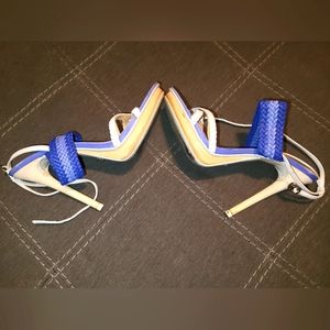 KC size 11 in blue/white